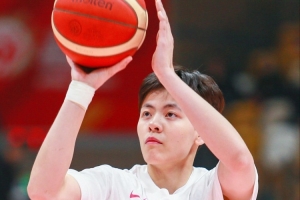 身手全能！杨舒予8中4拿到9分7板4助2断 正负值+26冠绝全场