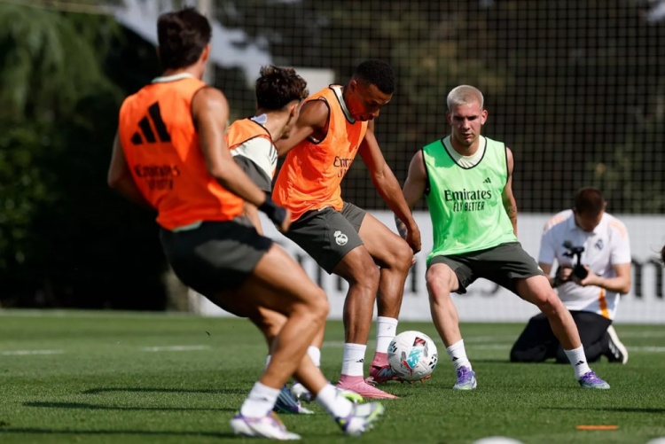 官方：皇马今日进行训练课，马斯坦托诺迎来加盟后首练