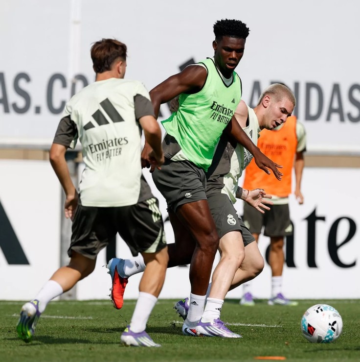 官方：皇马今日进行训练课，马斯坦托诺迎来加盟后首练