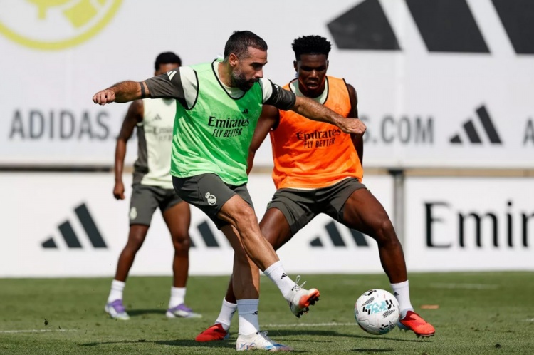 官方：皇马今日进行训练课，马斯坦托诺迎来加盟后首练